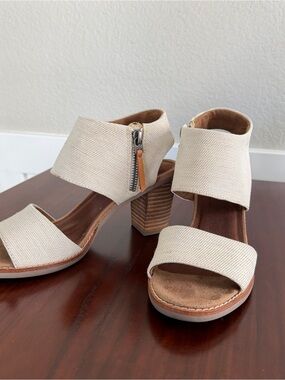 Toms Majorca Cutout
Sandals in Natural - Size 6.5